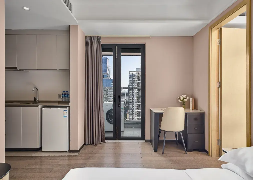 View 1-bedroom apartment in Futian, Shenzhen | Luxurious Large Bed 1 Bedroom (Aurora TV Member | Screen Projection | Deep Sleep Mattress) in Zhijian Hotel — Photo 4 of 6