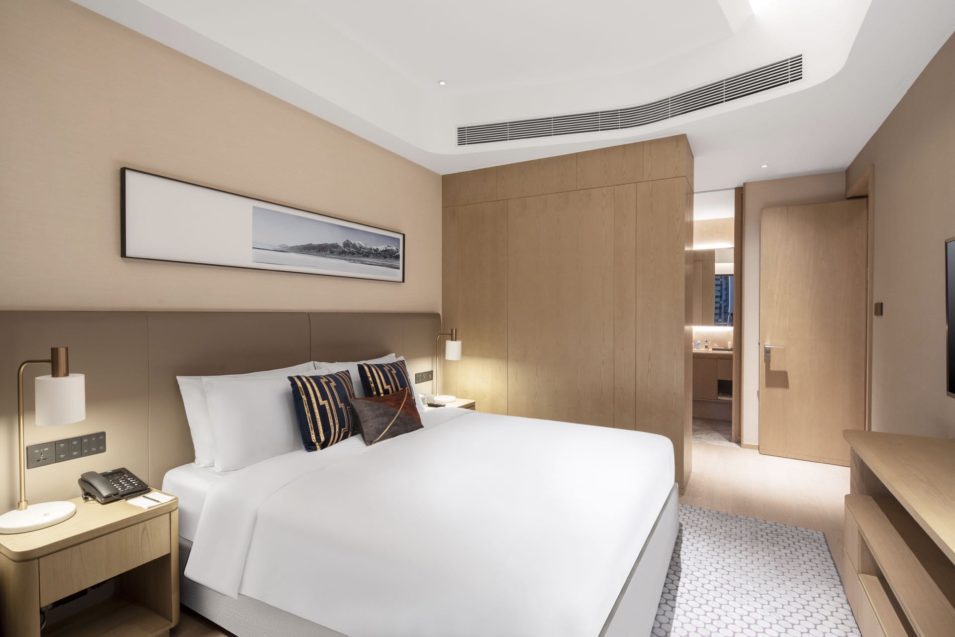 1-bedroom apartment in Wuhou, Chengdu — balcony access | Primcasa Deluxe One Bedroom — Photo 1