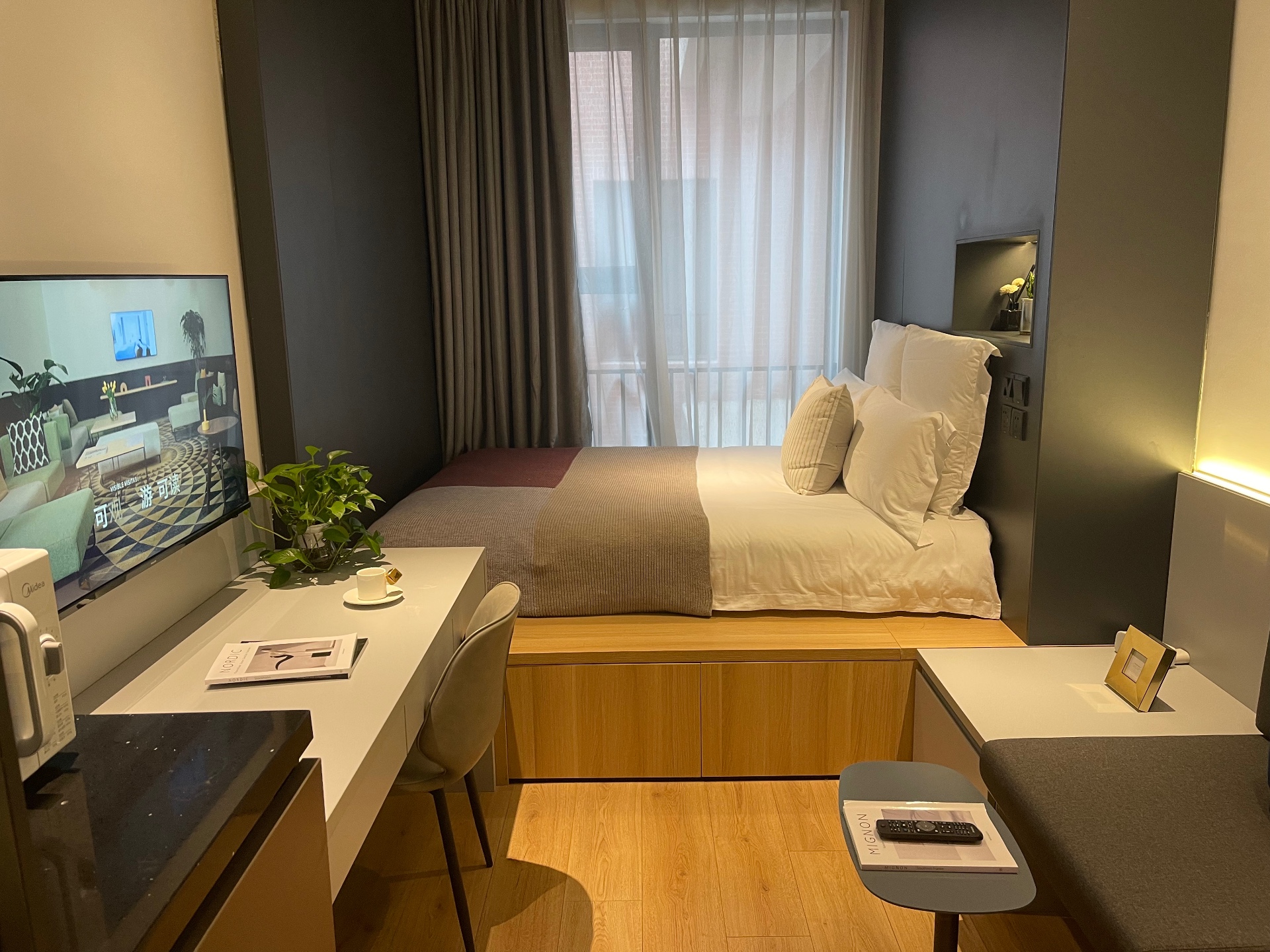 1-bedroom apartment in Hongkou, Shanghai — balcony access | Studio in Base Bashi — Photo 1