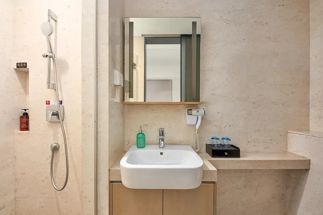 View 1-bedroom apartment in Futian, Shenzhen | 1 Bedroom with King-Size Bed Apartment (High-rise Night View | Refrigerator | Washing Machine) in Zhijian Hotel — Photo 4 of 4