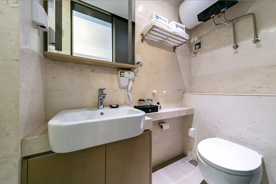 View 1-bedroom apartment in Futian, Shenzhen | Selected Comfort King-Size Bedroom (with refrigerator, washing machine, TV, and viewing deck) in Zhijian Hotel — Photo 4 of 5