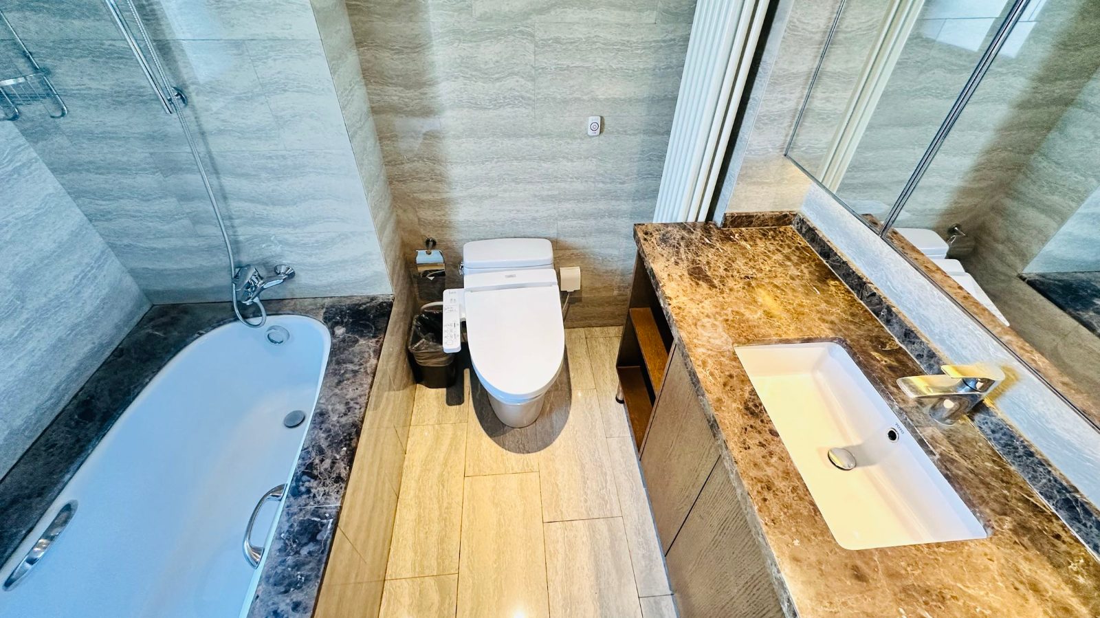 View 3-bedroom apartment in Chaoyang, Beijing | 3 Bedroom Apartment in Guomao 110 M² — Photo 5 of 8