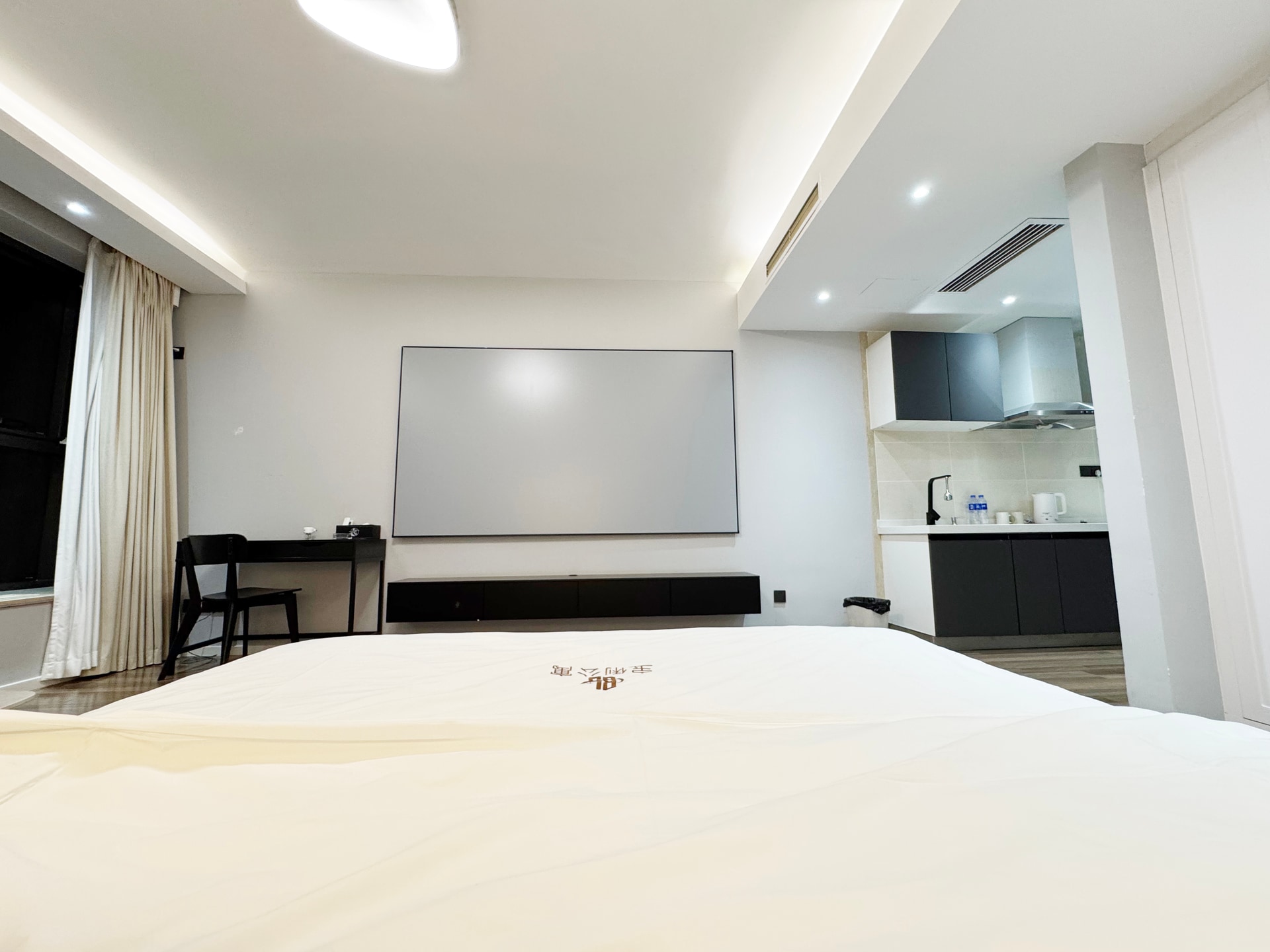 View 1-bedroom apartment in Chaoyang, Beijing | Modern Studio in Chaoyang near Guomao — Photo 2 of 7