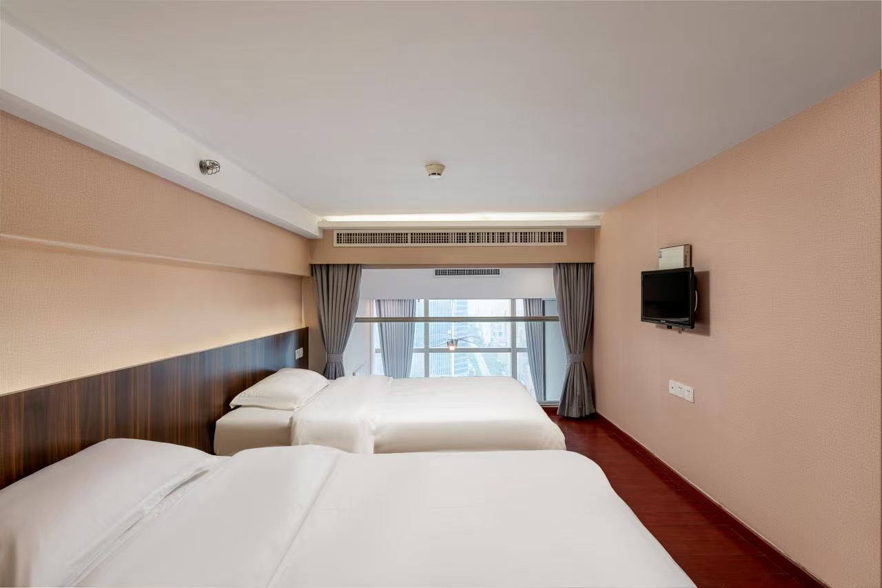 2-bedroom apartment in Tianhe, Guangzhou — balcony access | Three Bed in Duoyayi Loft Apartment — Photo 1