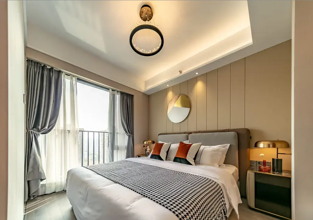 View 1-bedroom apartment in Futian, Shenzhen | Selected Comfort King-Size Bedroom (with refrigerator, washing machine, TV, and viewing deck) in Zhijian Hotel — Photo 5 of 5