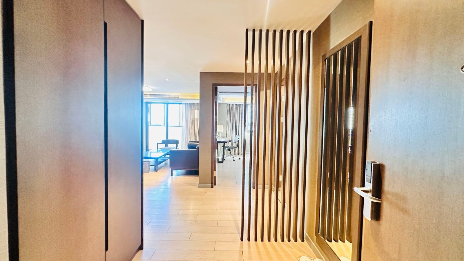 View 3-bedroom apartment in Chaoyang, Beijing | 3 Bedroom Apartment in Guomao 110 M² — Photo 4 of 8