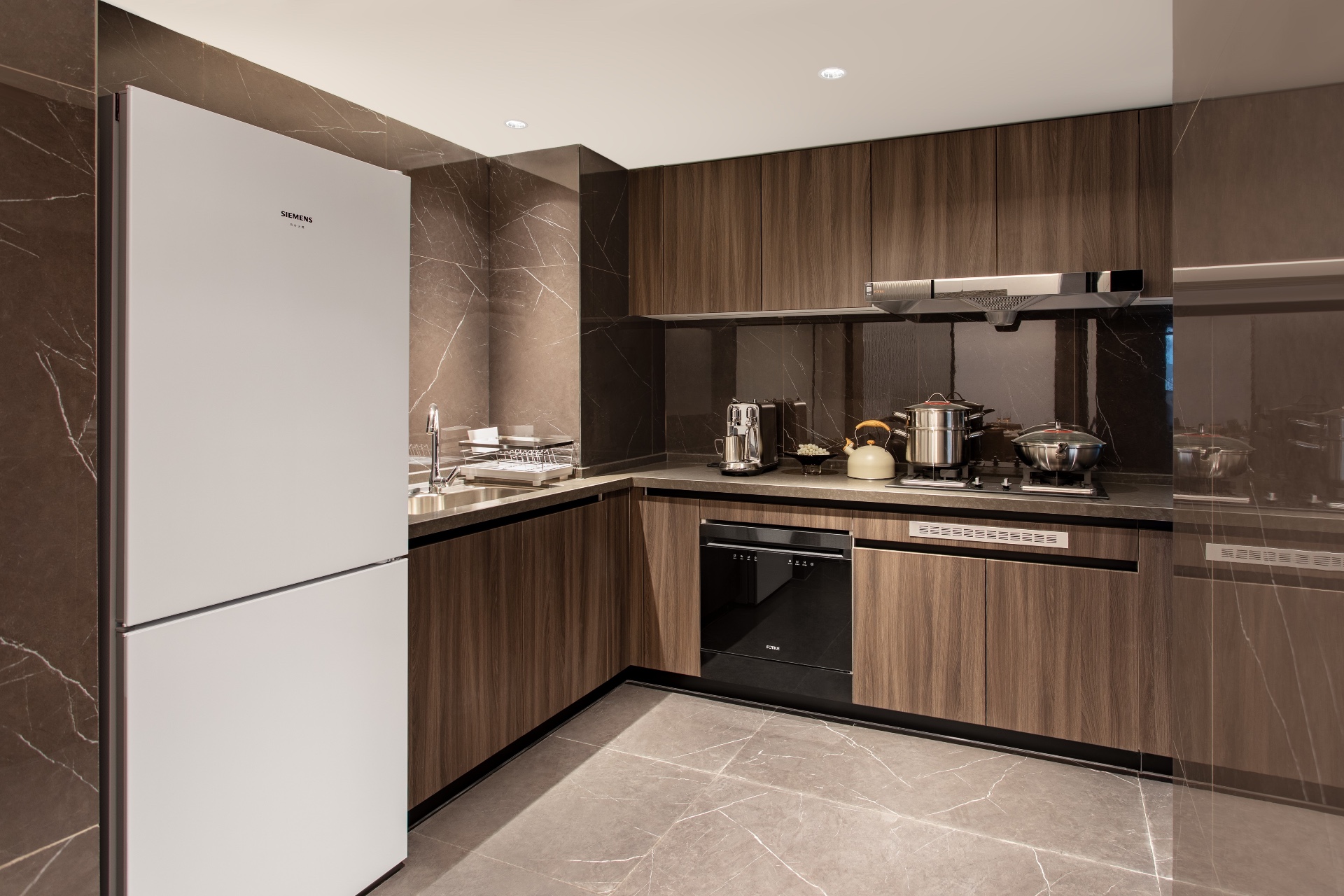 2-bedroom apartment in Nanshan, Shenzhen — balcony access | Deluxe Two Bedroom in Gaige — Photo 1