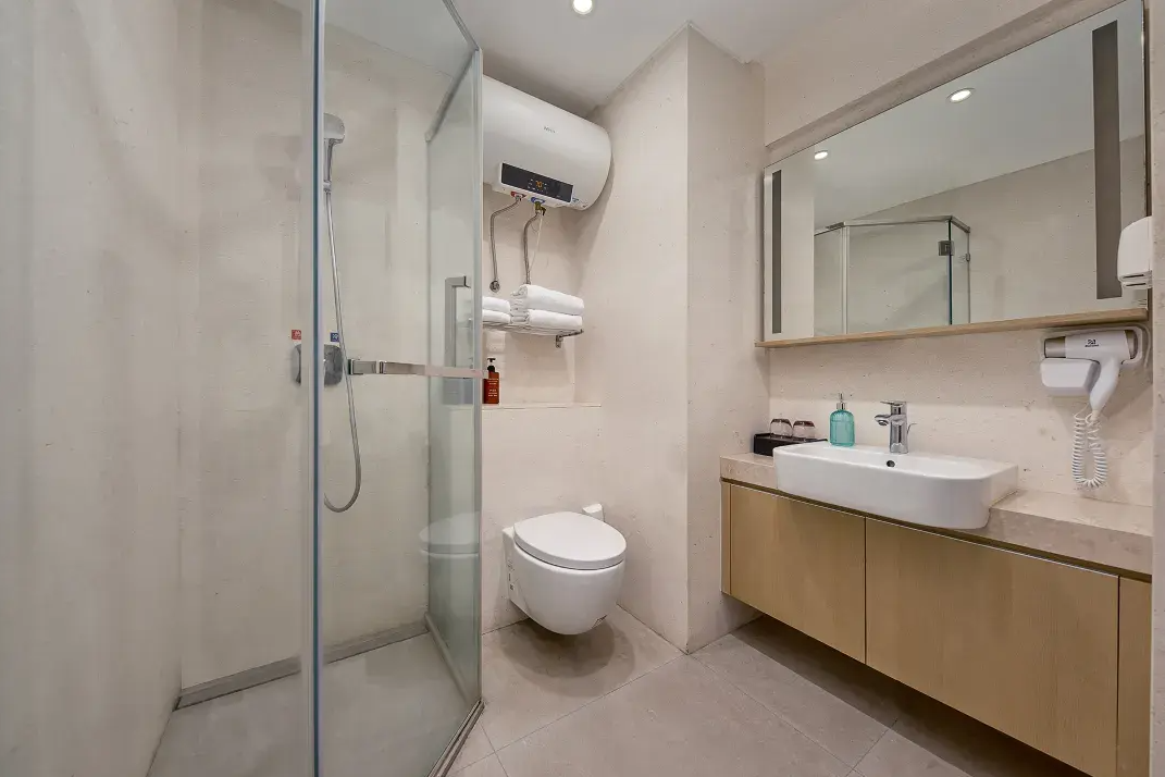 View 1-bedroom apartment in Futian, Shenzhen | Luxurious Large Bed 1 Bedroom (Aurora TV Member | Screen Projection | Deep Sleep Mattress) in Zhijian Hotel — Photo 3 of 6