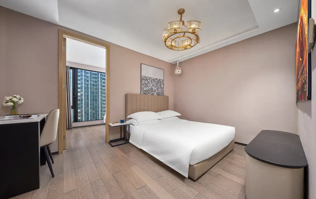View 1-bedroom apartment in Futian, Shenzhen | Luxurious Large Bed 1 Bedroom (Aurora TV Member | Screen Projection | Deep Sleep Mattress) in Zhijian Hotel — Photo 5 of 6